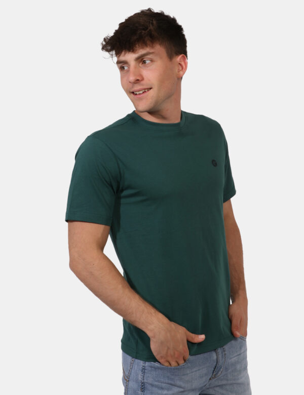 T-shirt Goha Verde - T-shirt classica in total verde foresta con logo brand nero ad altezza cuore. La vestibilità è morbida