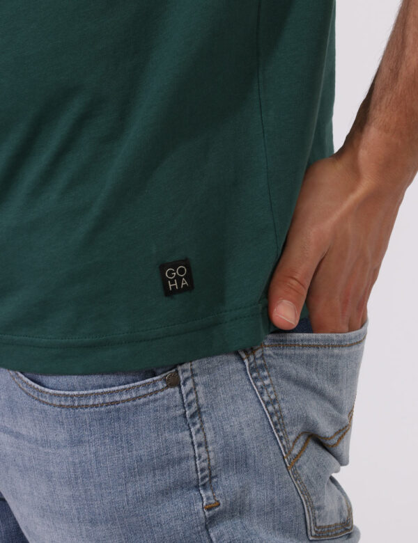 T-shirt Goha Verde - T-shirt classica in total verde foresta con logo brand nero ad altezza cuore. La vestibilità è morbida