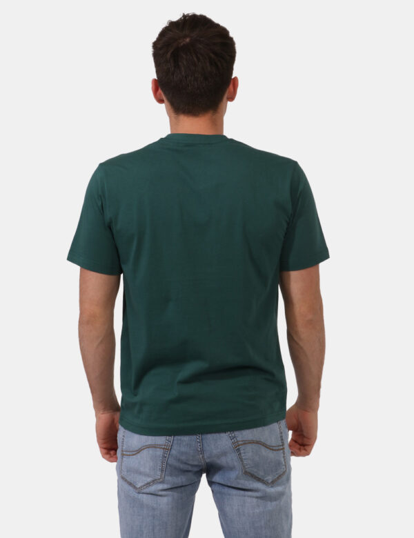 T-shirt Goha Verde - T-shirt classica in total verde foresta con logo brand nero ad altezza cuore. La vestibilità è morbida