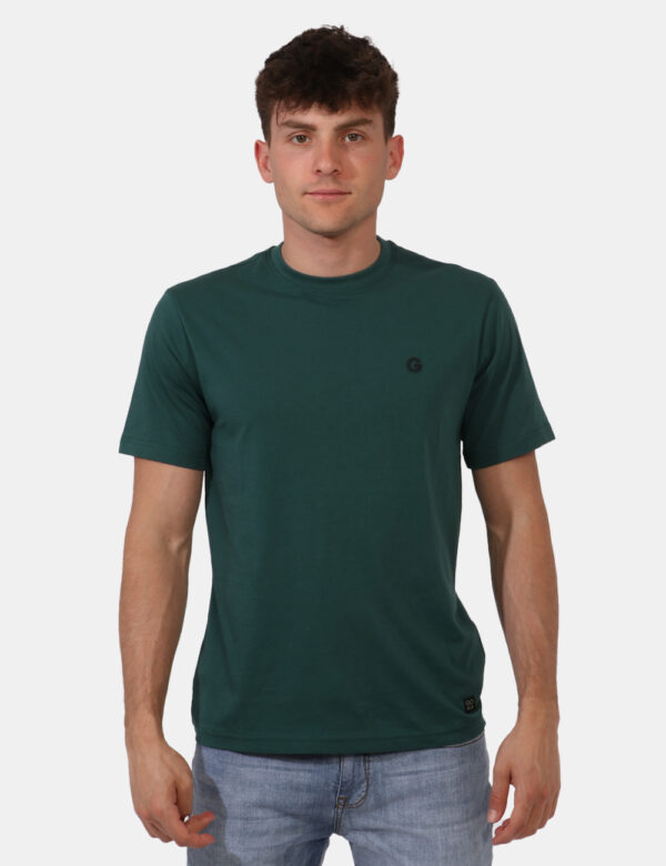 T-shirt Goha Verde - T-shirt classica in total verde foresta con logo brand nero ad altezza cuore. La vestibilità è morbida