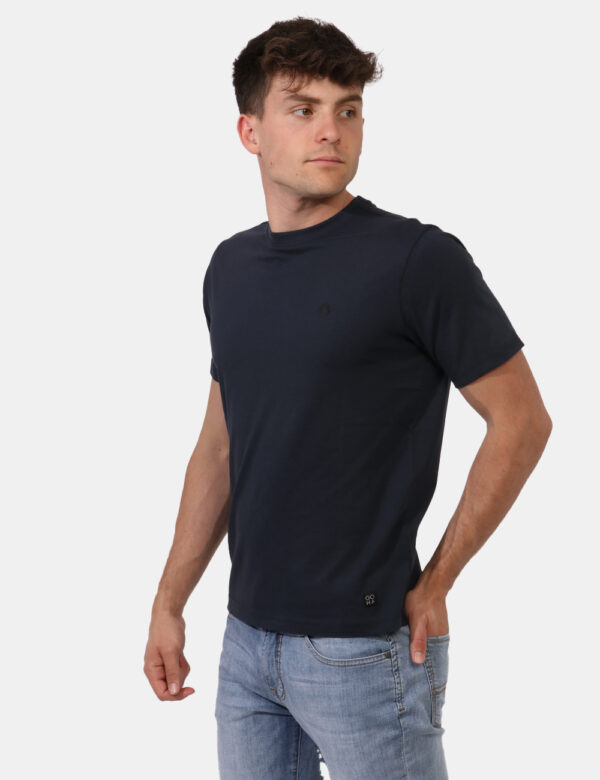 T-shirt Goha Blu - T-shirt classica in total blu navy con logo brand nero ad altezza cuore. La vestibilità è morbida e regol