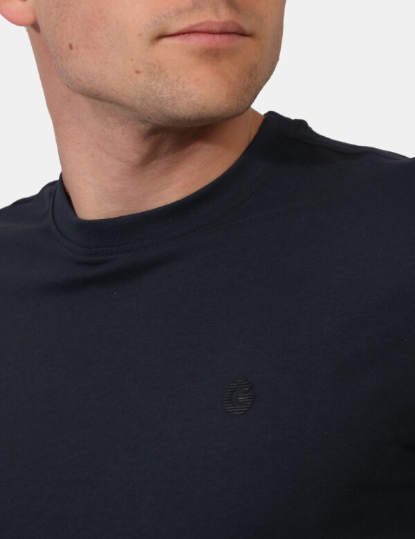 T-shirt Goha Blu - T-shirt classica in total blu navy con logo brand nero ad altezza cuore. La vestibilità è morbida e regol