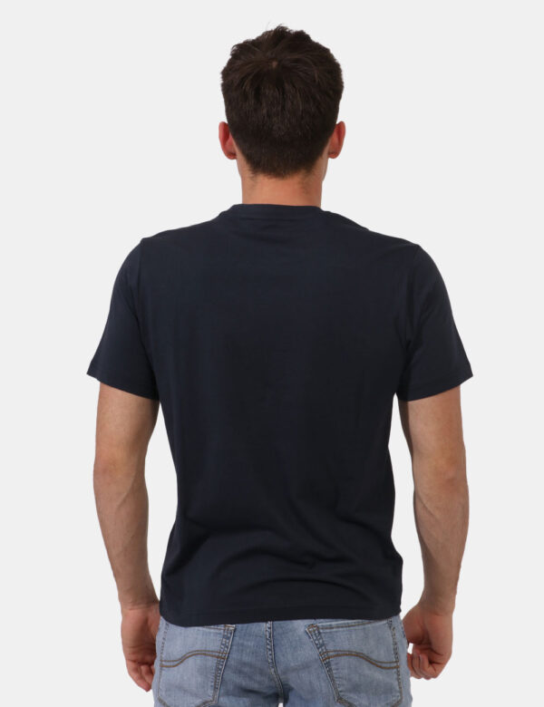 T-shirt Goha Blu - T-shirt classica in total blu navy con logo brand nero ad altezza cuore. La vestibilità è morbida e regol