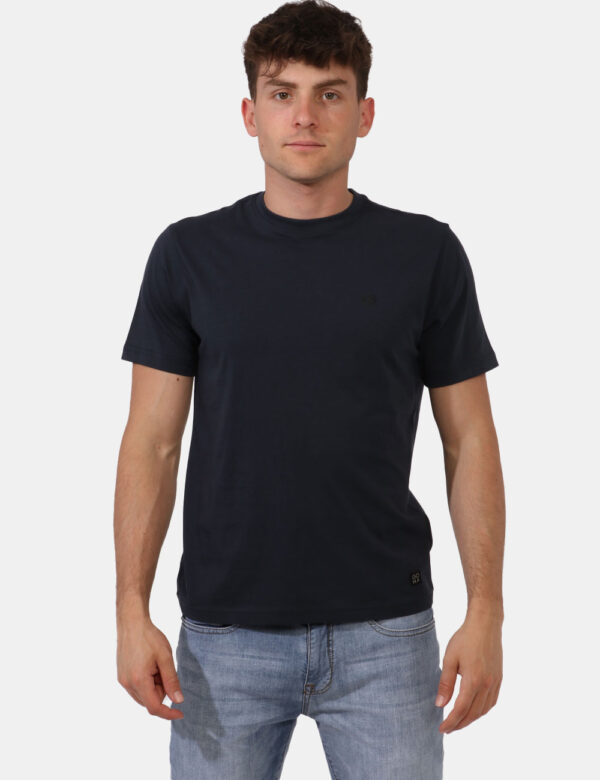 T-shirt Goha Blu - T-shirt classica in total blu navy con logo brand nero ad altezza cuore. La vestibilità è morbida e regol