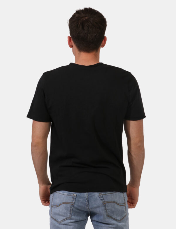T-shirt Goha Nero - T-shirt basica in total nero con logo brand in tono su tono ad altezza cuore. Ulteriore dettaglio è rapp