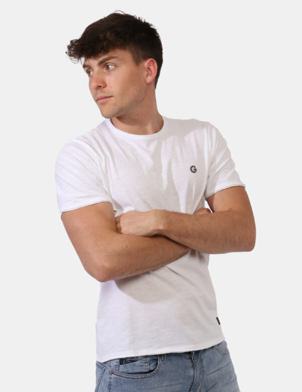 T-shirt Goha Bianco - T-shirt basica in total bianco con logo brand nero ad altezza cuore. Ulteriore dettaglio è rappresenta