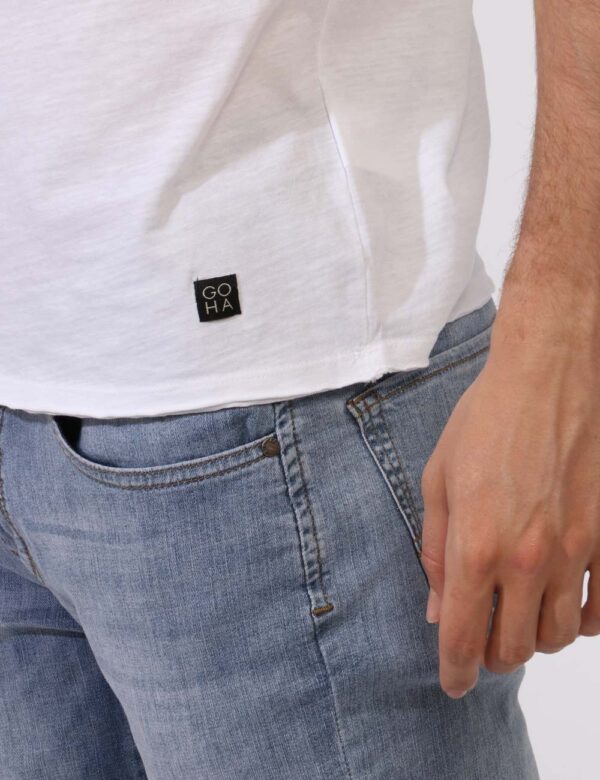 T-shirt Goha Bianco - T-shirt basica in total bianco con logo brand nero ad altezza cuore. Ulteriore dettaglio è rappresenta