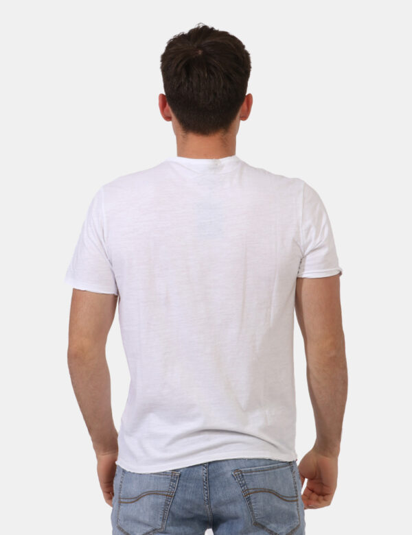 T-shirt Goha Bianco - T-shirt basica in total bianco con logo brand nero ad altezza cuore. Ulteriore dettaglio è rappresenta