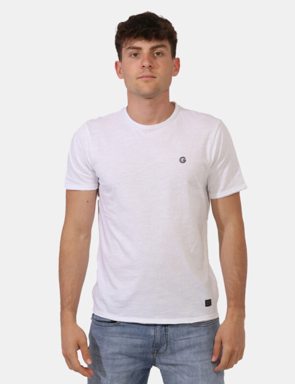 T-shirt Goha Bianco - T-shirt basica in total bianco con logo brand nero ad altezza cuore. Ulteriore dettaglio è rappresenta