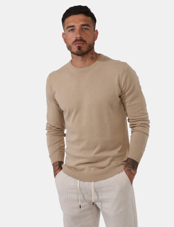 Maglione Goha Beige - Maglione in tessuto leggero lavorato ed in total beige. Presente girocollo classico. La vestibilità è