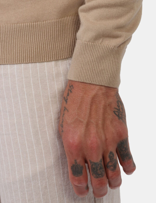 Maglione Goha Beige - Maglione in tessuto leggero lavorato ed in total beige. Presente girocollo classico. La vestibilità è