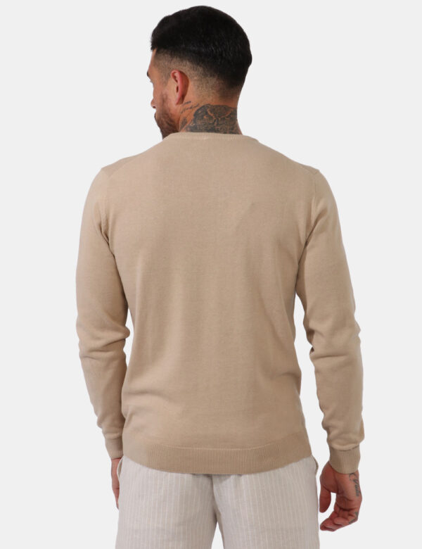 Maglione Goha Beige - Maglione in tessuto leggero lavorato ed in total beige. Presente girocollo classico. La vestibilità è