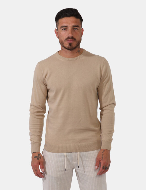 Maglione Goha Beige - Maglione in tessuto leggero lavorato ed in total beige. Presente girocollo classico. La vestibilità è