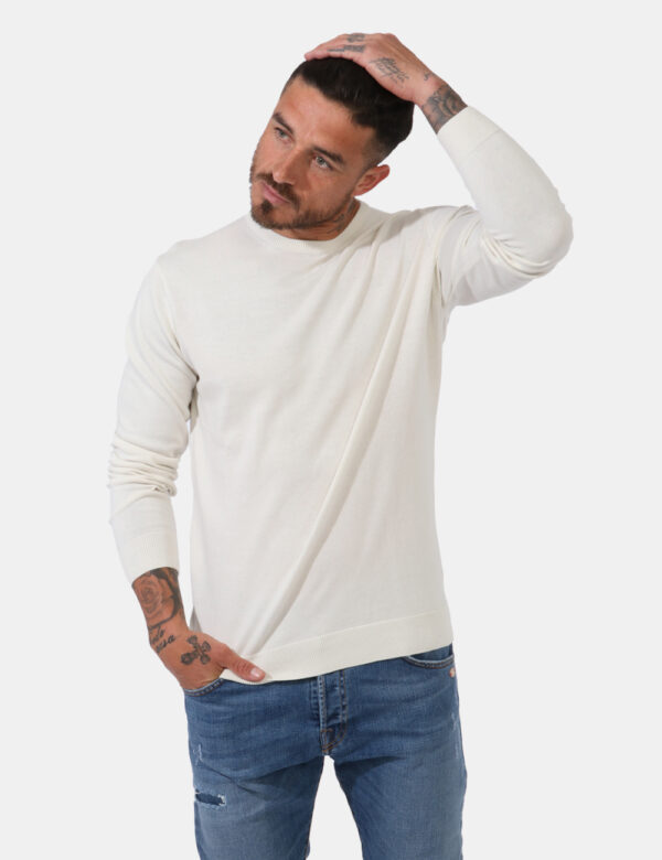 Maglione Goha Bianco - Maglione in tessuto leggero lavorato ed in total bianco ecru. Presente girocollo classico. La vestib