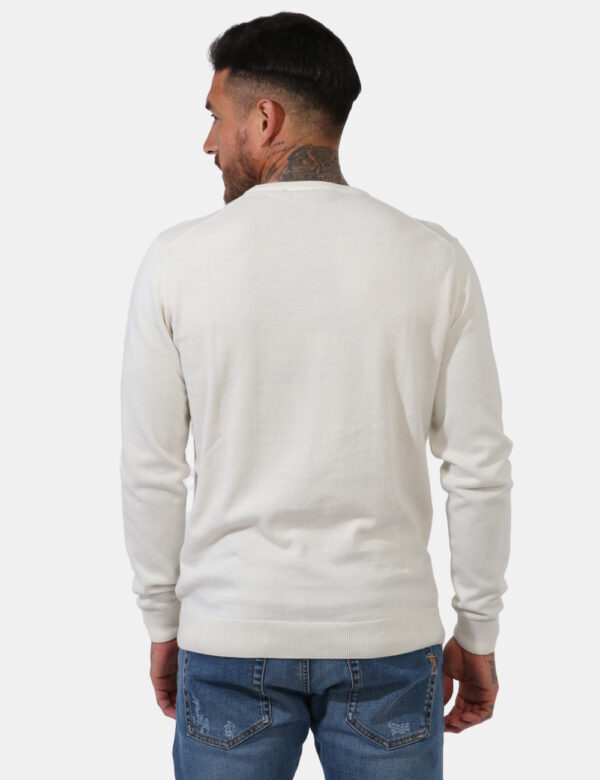 Maglione Goha Bianco - Maglione in tessuto leggero lavorato ed in total bianco ecru. Presente girocollo classico. La vestib
