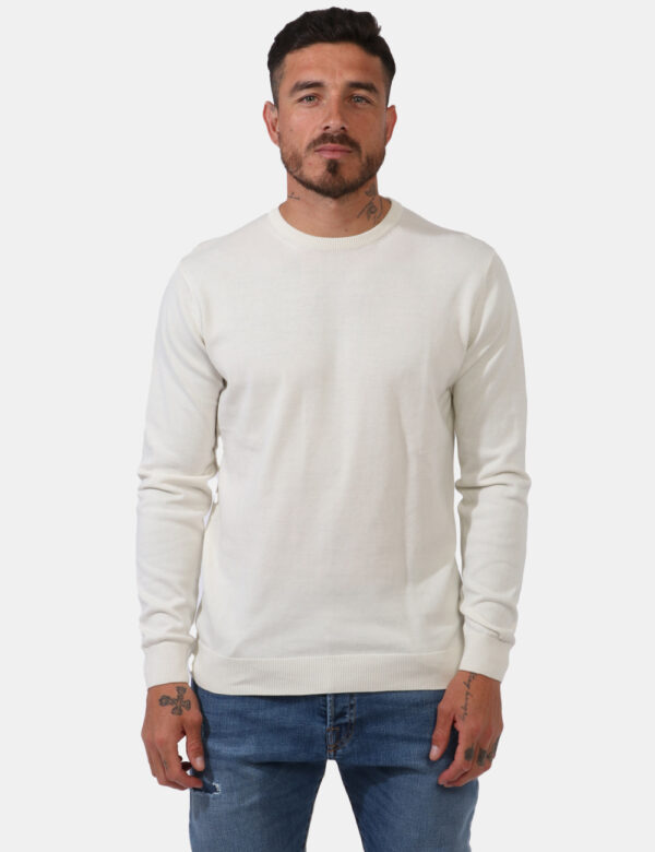 Maglione Goha Bianco - Maglione in tessuto leggero lavorato ed in total bianco ecru. Presente girocollo classico. La vestib
