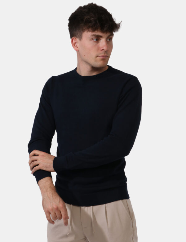 Maglione Goha Blu - Maglione in tessuto leggero lavorato ed in total blu navy. Presente girocollo classico. La vestibilità è