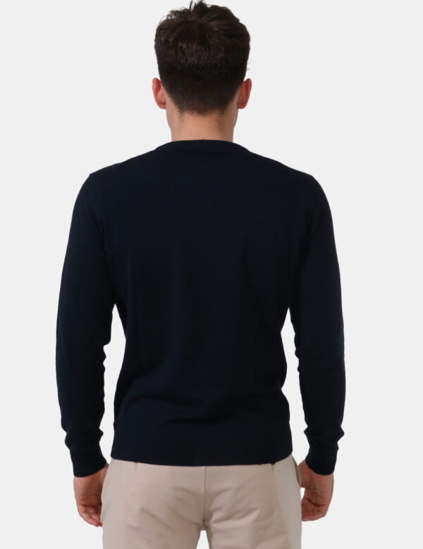 Maglione Goha Blu - Maglione in tessuto leggero lavorato ed in total blu navy. Presente girocollo classico. La vestibilità è