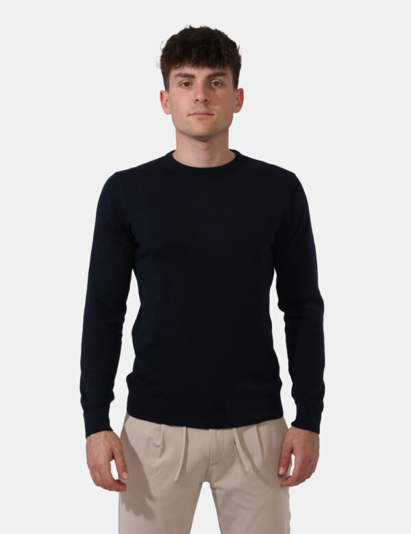 Maglione Goha Blu - Maglione in tessuto leggero lavorato ed in total blu navy. Presente girocollo classico. La vestibilità è