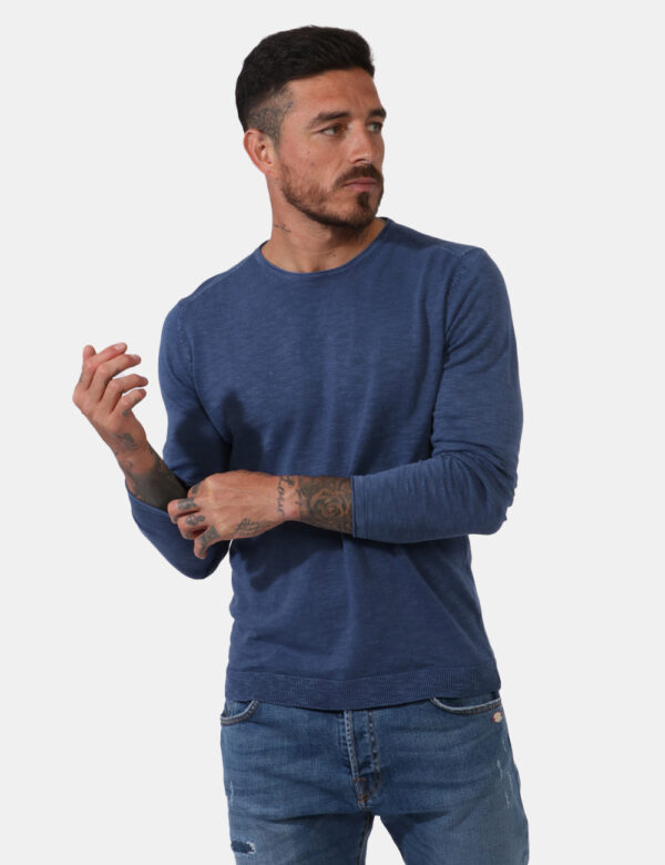 Maglia Goha Blu - Maglia in tessuto leggero lavorato ed in total blu denim. Presente girocollo classico. La vestibilità è mo