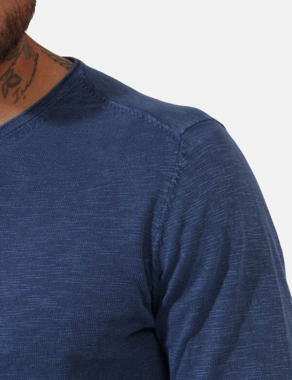 Maglia Goha Blu - Maglia in tessuto leggero lavorato ed in total blu denim. Presente girocollo classico. La vestibilità è mo