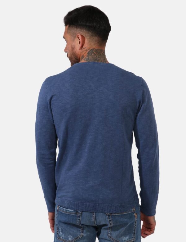 Maglia Goha Blu - Maglia in tessuto leggero lavorato ed in total blu denim. Presente girocollo classico. La vestibilità è mo