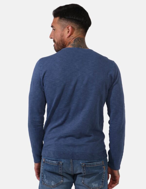 Maglia Goha Blu - Maglia in tessuto leggero lavorato ed in total blu denim. Presente girocollo classico. La vestibilità è mo