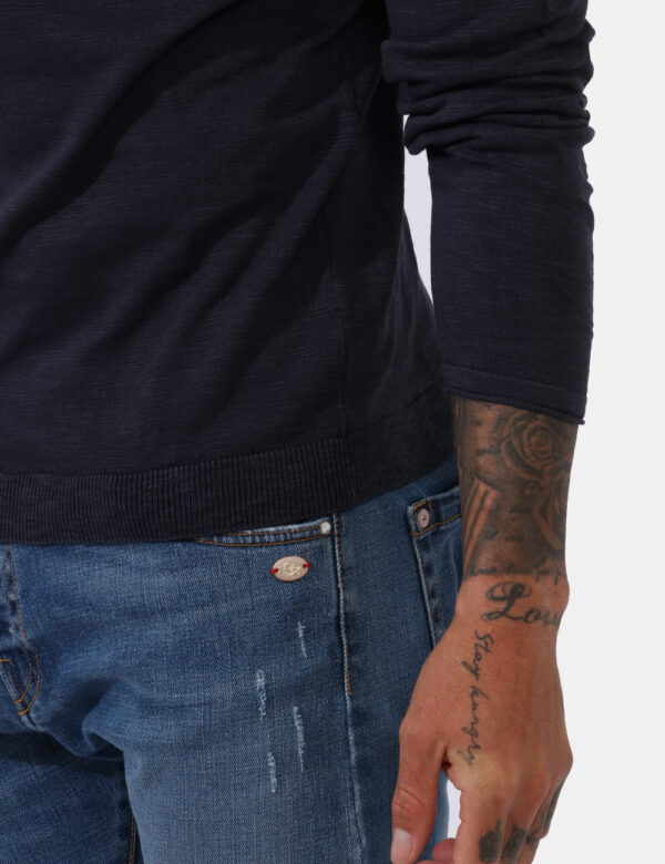 Maglia Goha Blu - Maglia in tessuto leggero lavorato ed in total blu navy. Presente girocollo classico. La vestibilità è mor