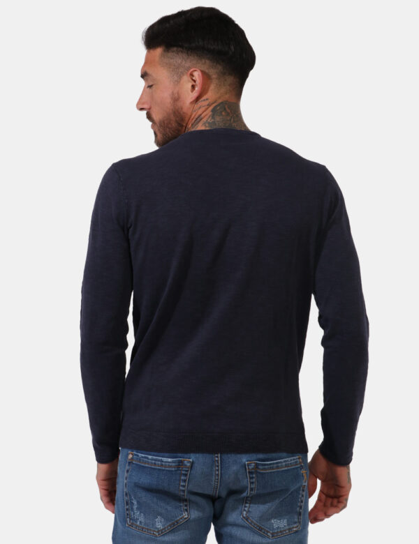 Maglia Goha Blu - Maglia in tessuto leggero lavorato ed in total blu navy. Presente girocollo classico. La vestibilità è mor