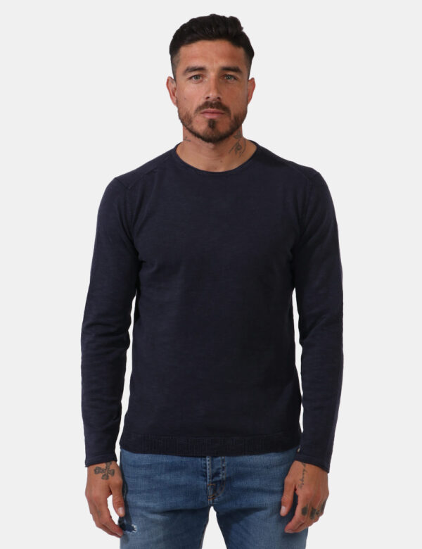 Maglia Goha Blu - Maglia in tessuto leggero lavorato ed in total blu navy. Presente girocollo classico. La vestibilità è mor