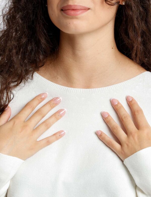 Maglia Rue De Clerie a spalla bassa - La modella indossa la taglia unica ed è alta 175 cmGuardando questa maglia ti verrà in