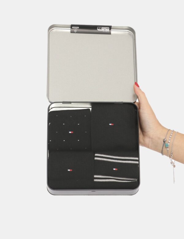 Calze Tommy Hilfiger nero - COMPOSIZIONE E VESTIBILITÀ:77% cotone 21% poliamide 2% elastanemodella e vestibilità.CONSIGLI D