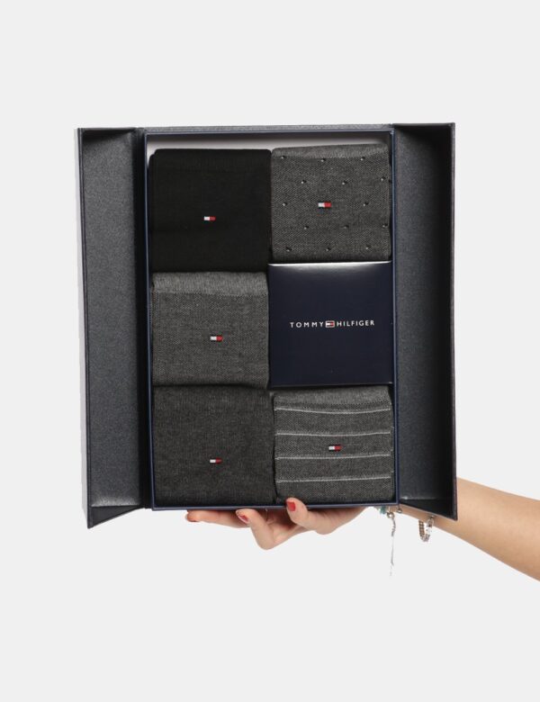 Calze Tommy Hilfiger grigio - COMPOSIZIONE E VESTIBILITÀ:66% cotone 32% poliamide 2% elastaneCONSIGLI DI STILE:Cofanetto pa