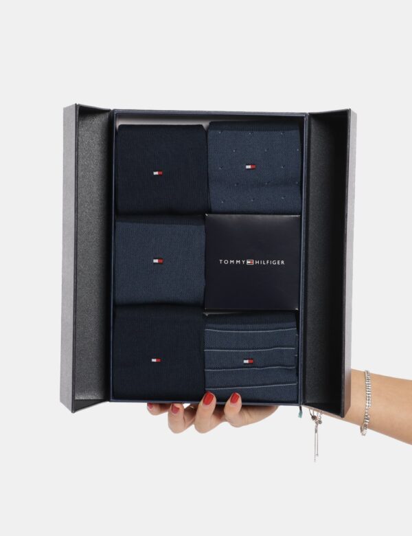 Calze Tommy Hilfiger blu - COMPOSIZIONE E VESTIBILITÀ:66% cotone 32% poliamide 2% elastaneCONSIGLI DI STILE:Cofanetto pack