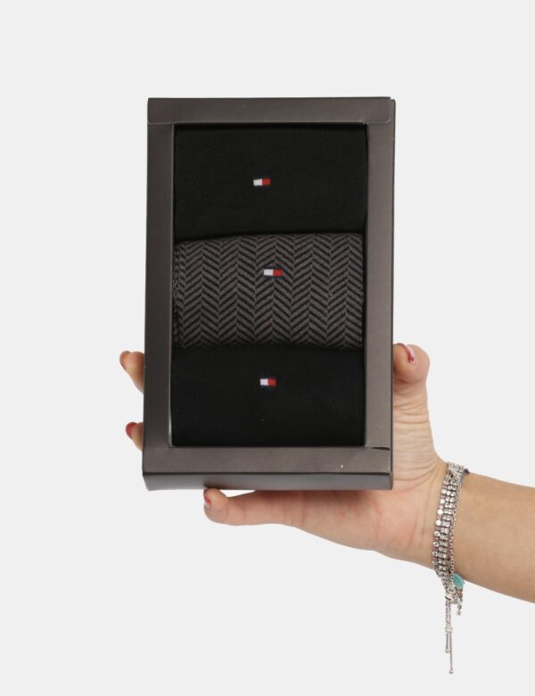 Calze Tommy Hilfiger nero - COMPOSIZIONE E VESTIBILITÀ:vari tessutiCONSIGLI DI STILE:>Cofanetto pack 3 calze modello gambal