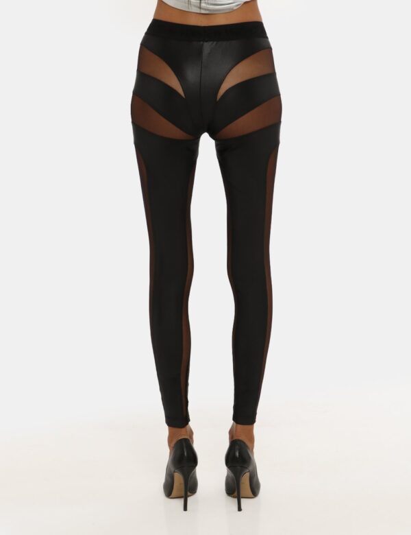 Legging Versace Jeans Couture nero - COMPOSIZIONE E VESTIBILITÀ:79% poliamide 21% elastaneLa modella è alta 176 cm e indossa