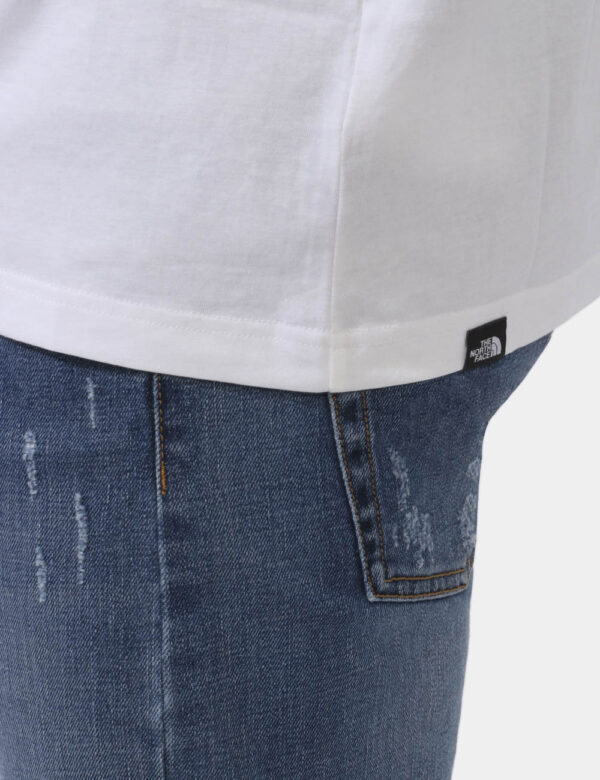 T-shirt The North Face Bianco - T-shirt su base bianca con piccola stampa logo brand sia sul fronte sia sul retro in nero. L