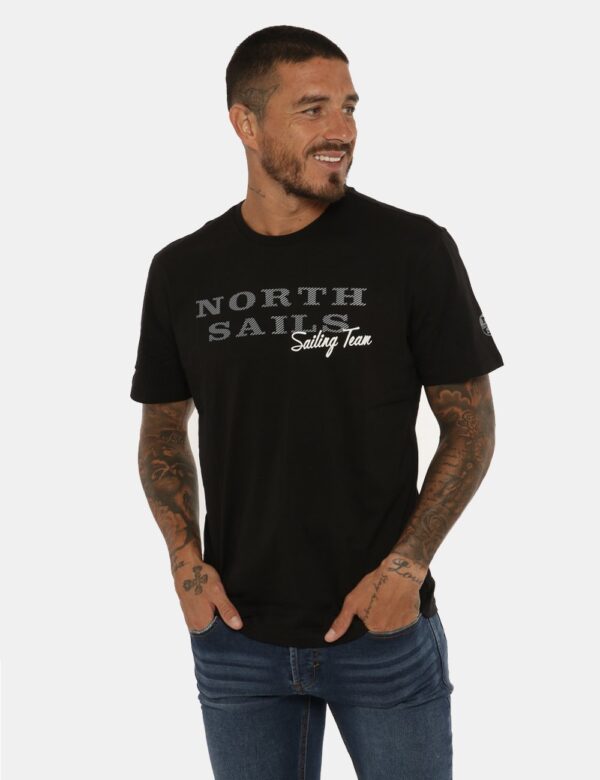 T-shirt North Sails nero - COMPOSIZIONE E VESTIBILITÀ:100% cotoneIl modello è alto 178 cm e indossa la taglia M. La vestibil