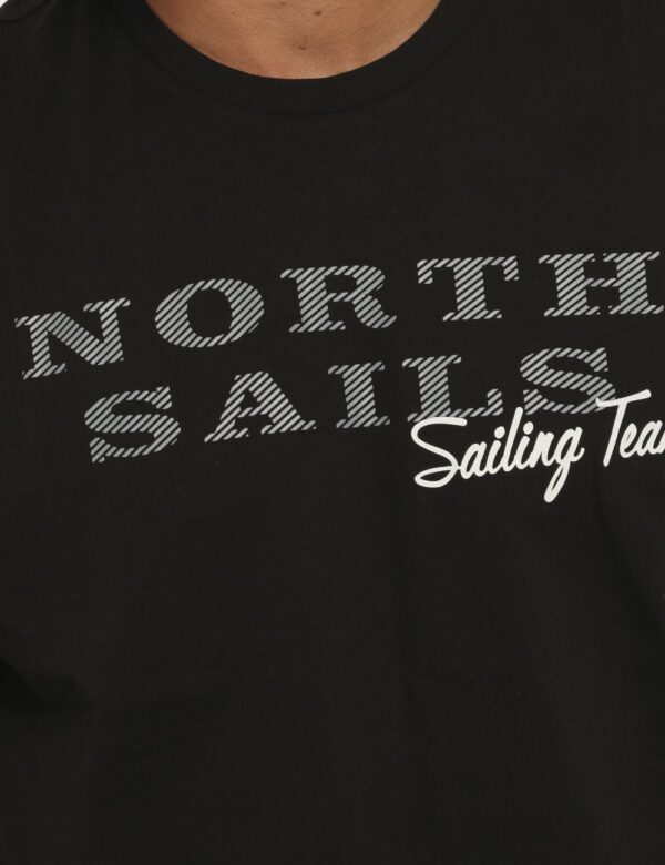 T-shirt North Sails nero - COMPOSIZIONE E VESTIBILITÀ:100% cotoneIl modello è alto 178 cm e indossa la taglia M. La vestibil