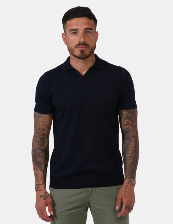 Maglia Goha Blu - Maglia a maniche corte in simil polo ed in total blu navy. Presente colletto classico e scollo a V. La ves