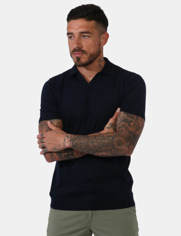 Maglia Goha Blu - Maglia a maniche corte in simil polo ed in total blu navy. Presente colletto classico e scollo a V. La ves