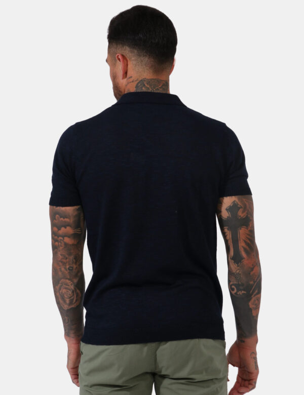 Maglia Goha Blu - Maglia a maniche corte in simil polo ed in total blu navy. Presente colletto classico e scollo a V. La ves