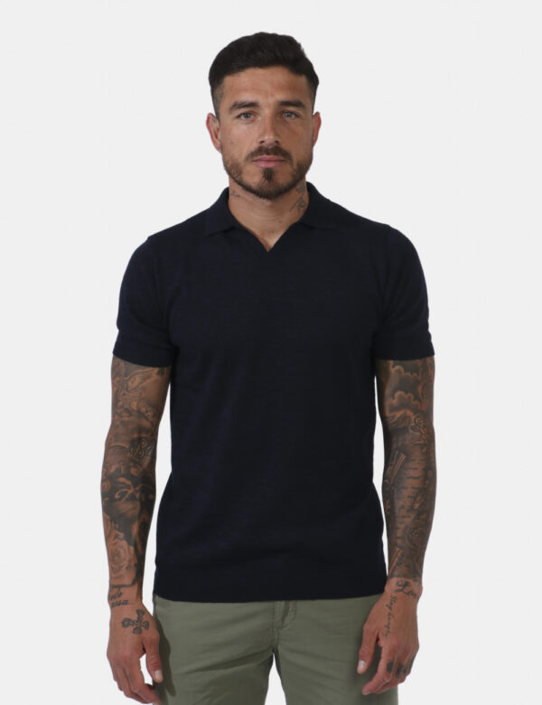 Maglia Goha Blu - Maglia a maniche corte in simil polo ed in total blu navy. Presente colletto classico e scollo a V. La ves