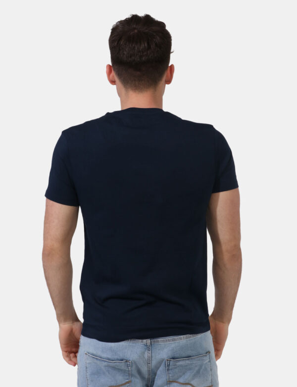 T-shirt Timberland Blu - T-shirt in total blu navy con patch logo brand rosso ad altezza cuore. La vestibilità è morbida e r