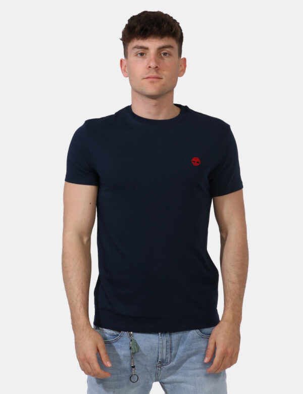 T-shirt Timberland Blu - T-shirt in total blu navy con patch logo brand rosso ad altezza cuore. La vestibilità è morbida e r