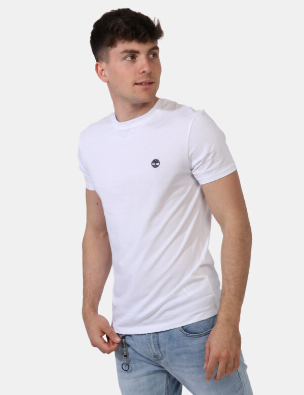 T-shirt Timberland Bianco - T-shirt in total bianco con patch logo brand nero ad altezza cuore. La vestibilità è morbida e r