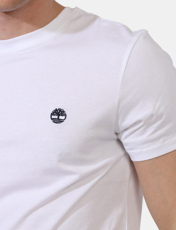 T-shirt Timberland Bianco - T-shirt in total bianco con patch logo brand nero ad altezza cuore. La vestibilità è morbida e r