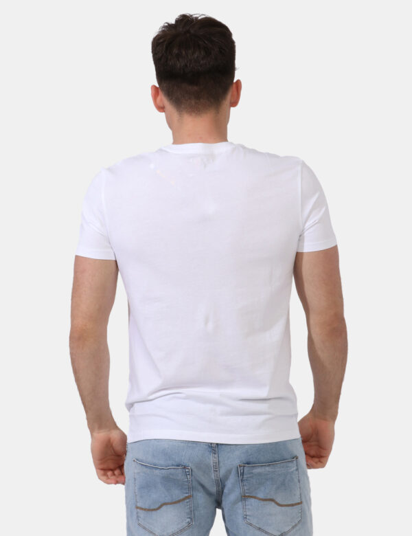 T-shirt Timberland Bianco - T-shirt in total bianco con patch logo brand nero ad altezza cuore. La vestibilità è morbida e r