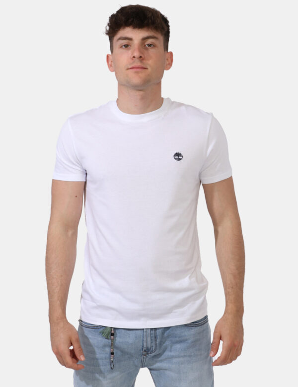T-shirt Timberland Bianco - T-shirt in total bianco con patch logo brand nero ad altezza cuore. La vestibilità è morbida e r