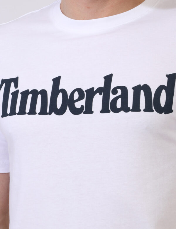 T-shirt Timberland Bianco - T-shirt in total bianco con stampa centrale logo brand nero. La vestibilità è morbida e regolare